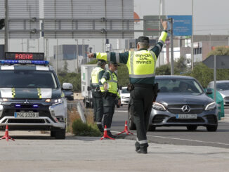 Una patrulla de la Guardia Civil de Tráfico realiza un control en una campaña de la DGT en una imagen de archivo. EFE/Manuel Bruque