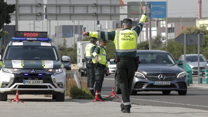 Una patrulla de la Guardia Civil de Tráfico realiza un control en una campaña de la DGT en una imagen de archivo. EFE/Manuel Bruque
