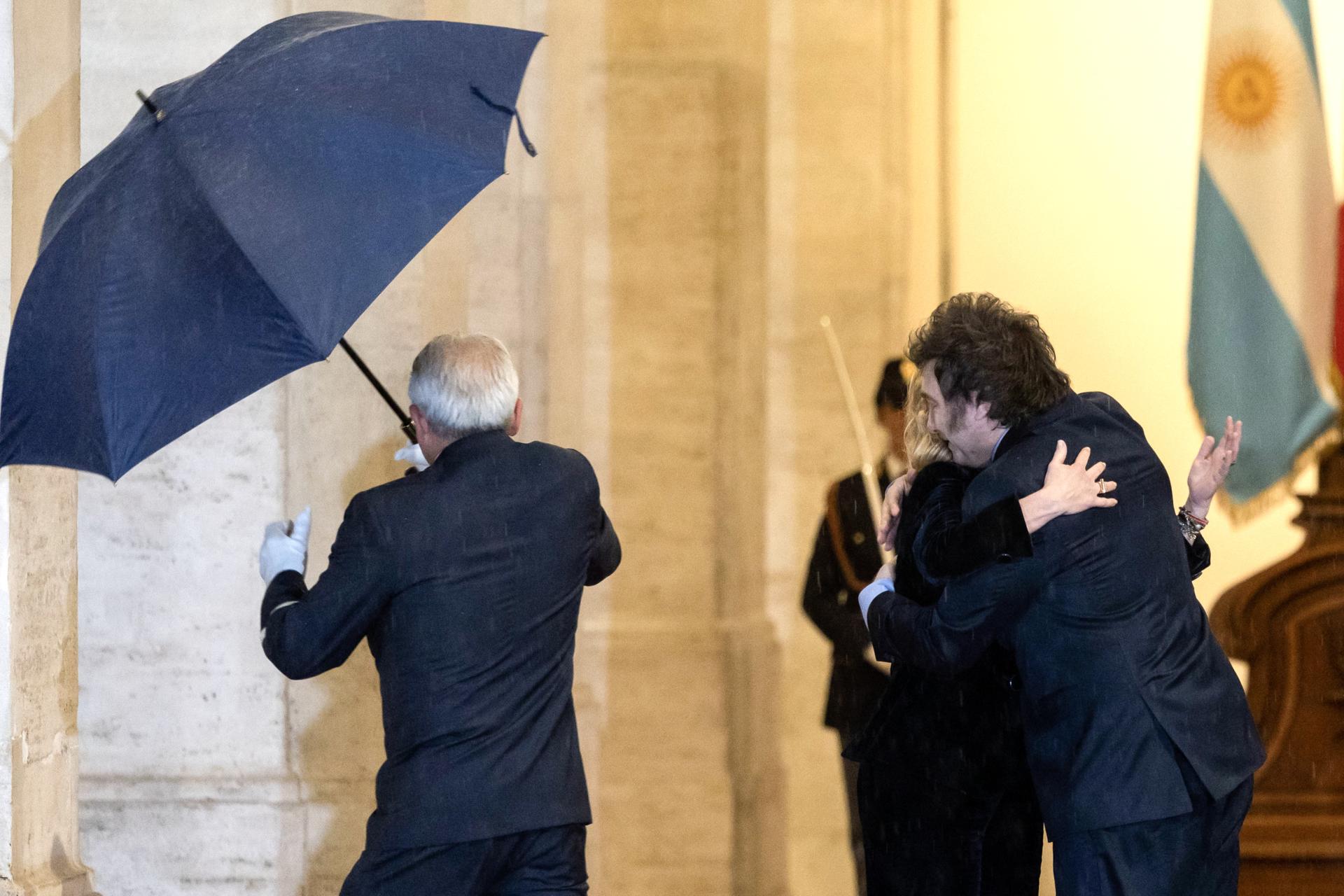 La Primera Ministra Italiana Giorgia Meloni (2-D) da la bienvenida al Presidente Argentino Javier Milei (D) en el Palacio Chigi durante su visita a Roma, Italia, el 13 de diciembre de 2024. El presidente argentino se encuentra en una visita oficial a Roma, donde asistirá al festival anual Atreju del partido Hermanos de Italia el 14 de diciembre. (Italy, Rome) EFE/EPA/MASSIMO PERCOSSI
