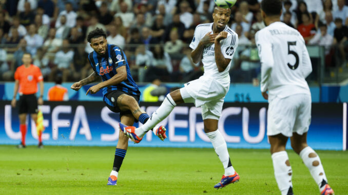 El centrocampista brasileño del Atalanta Ederson da Silva (i), durante la Supercopa de Europa contra el Real Madrid, en una foto de archivo.EFE/ Mariscal
