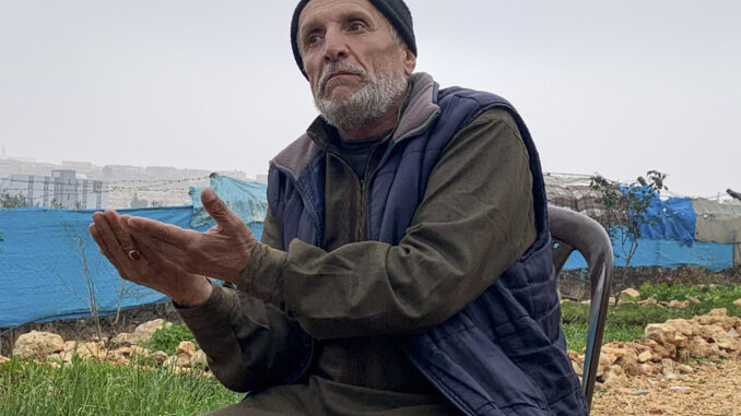 El desplazado Nadel Ibrahim en su campamento de Kfar Jales, en el noroeste de Siria. EFE/Noemí Jabois
