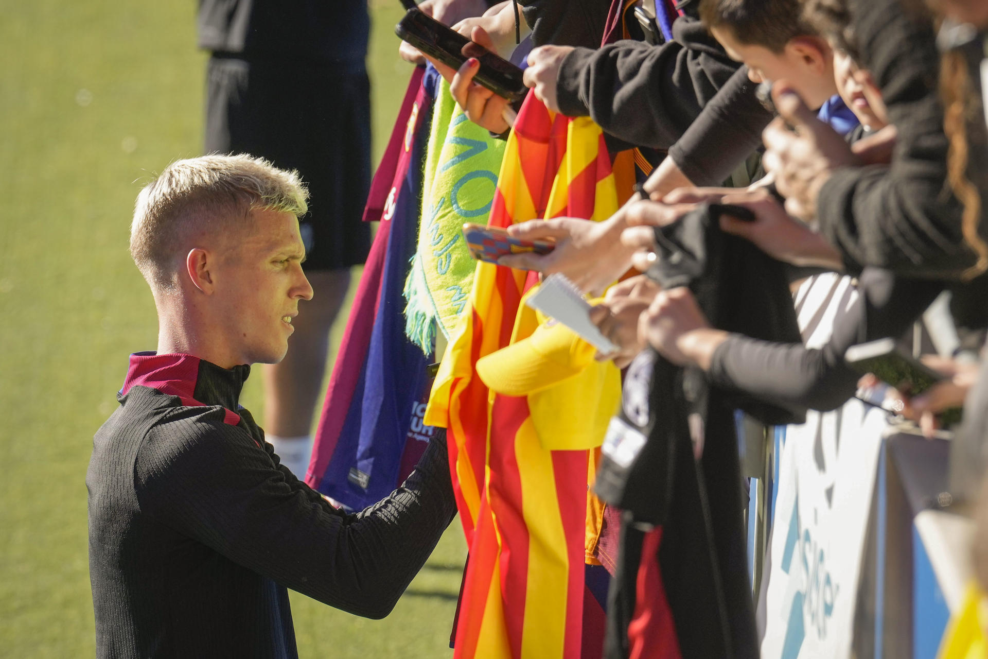 FOTODELDÍA  SANT JOAN DESPÍ, 29/12/2024.- Dani Olmo (i) firma autñografos durante el entrenamiento del primer equipo del FC Barcelona que se ha celebrado este domingo en el estadio Johan Cruyff con las puertas abiertas al publico. EFE/ Enric Fontcuberta
