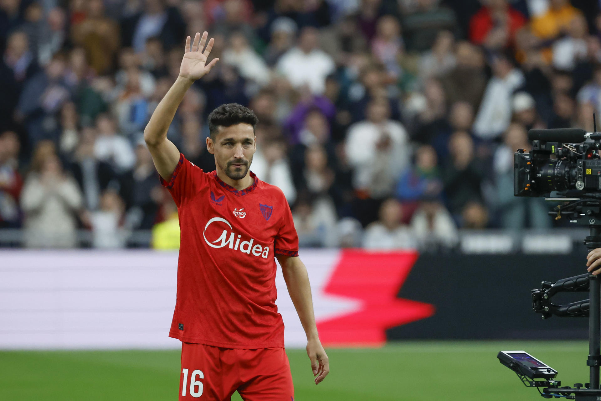 El defensa del Sevilla Jesús Navas saluda al público en el calentamiento previo al partido de LaLiga entre el Real Madrid y el Sevilla, este domingo en el estadio Santiago Bernabéu. EFE/ JuanJo Martín
