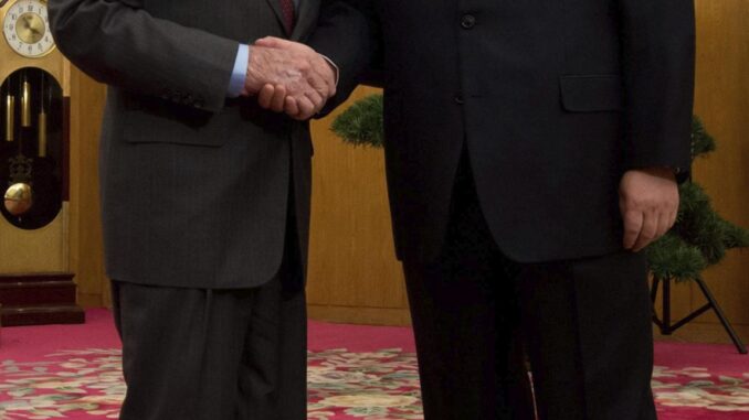 El líder del Partido Comunista (PCCh) y del Ejército de China, Xi Jinping (der), estrecha la mano del expresidente estadounidense, Jimmy Carter (izq), en la sala 202 del complejo Zhongnanhai de Pekín, en China, 13 de diciembre de 2012. Carter felicitó a Xi por su nuevo cargo antes de proceder con su encuentro. 
EFE/Ed Jones / Pool
