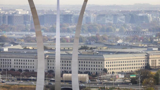 Fotografía de archivo del Pentágono, detrás del Monumento a la Fuerza Aérea de los Estados Unidos, en Arlington, Virginia, EE.UU., el 18 de noviembre de 2024.EFE/EPA/Jim Lo Scalzo
