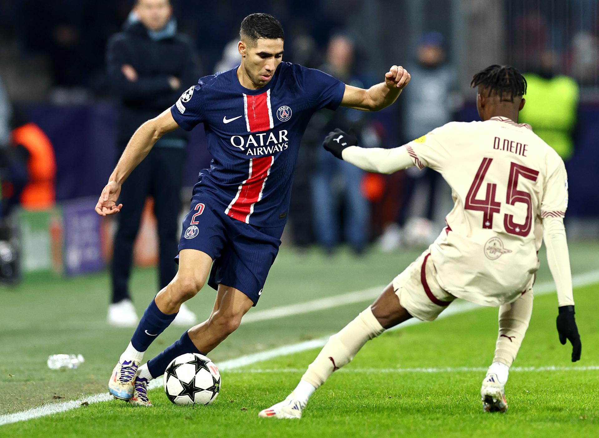 El jugador del Salzburgo Dorgeles Nene (d) ante Achraf Hakimi, del PSG,durante el partido de la sexta jornada de la UEFA Champions League que han jugado FC Salzburg y Paris Saint-Germain en Salzburgo, Austria. EFE/EPA/ANNA SZILAGYI
