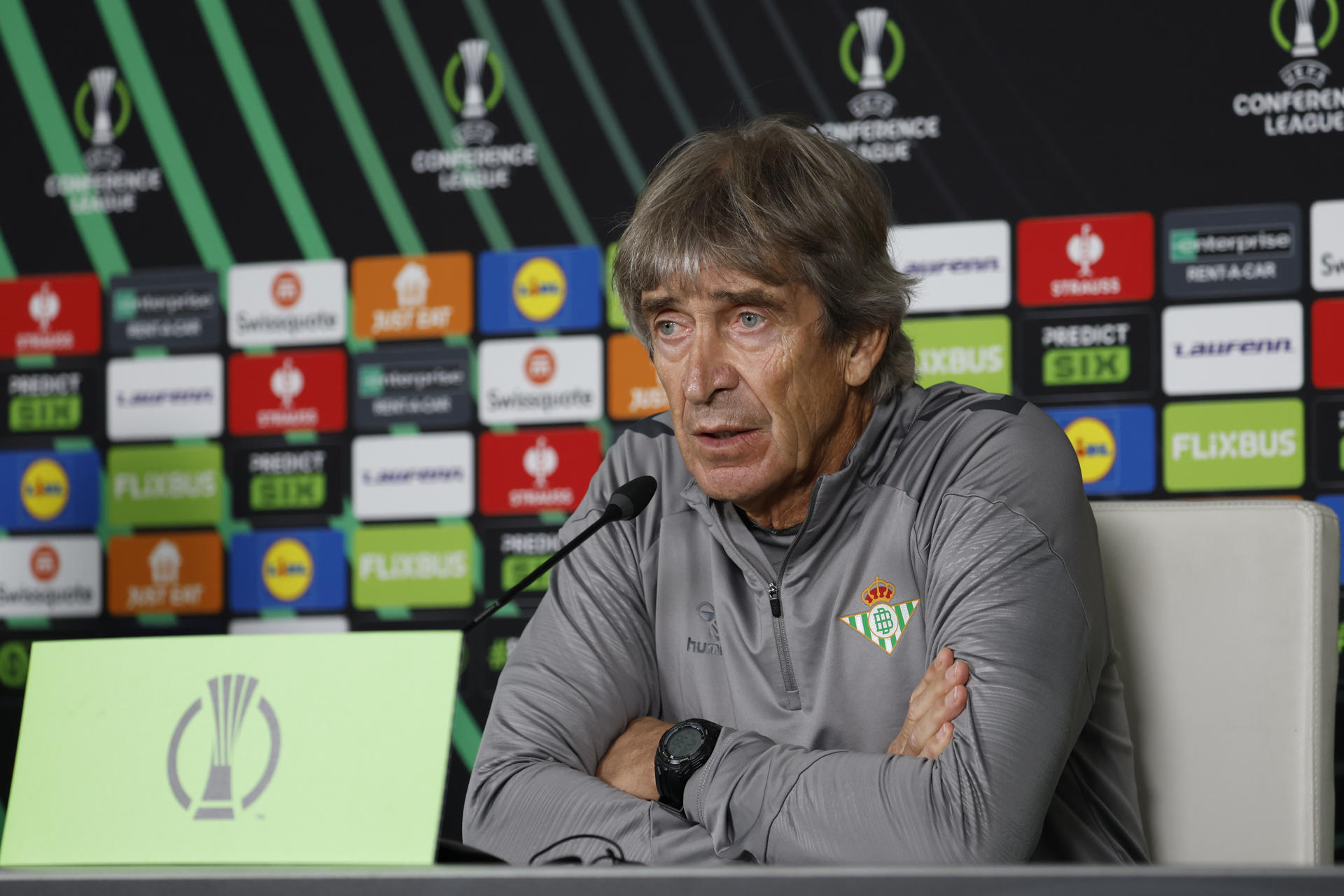 El entrenador del Real Betis, el chileno Manuel Pellegrini, durante la rueda de prensa previa al partido de mañana jueves con el que el equipo bético cierra la primera fase de la Liga Conferencia recibiendo la visita, al estadio Benito Villamarín, del HJK Helsinki, este miércoles en Sevilla. EFE/Julio Muñoz
