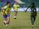 Aninha (i) de Brasil disputa el balón con Saliya Mwanza de Zambia en foto de archivo de Orlando Barría. EFE