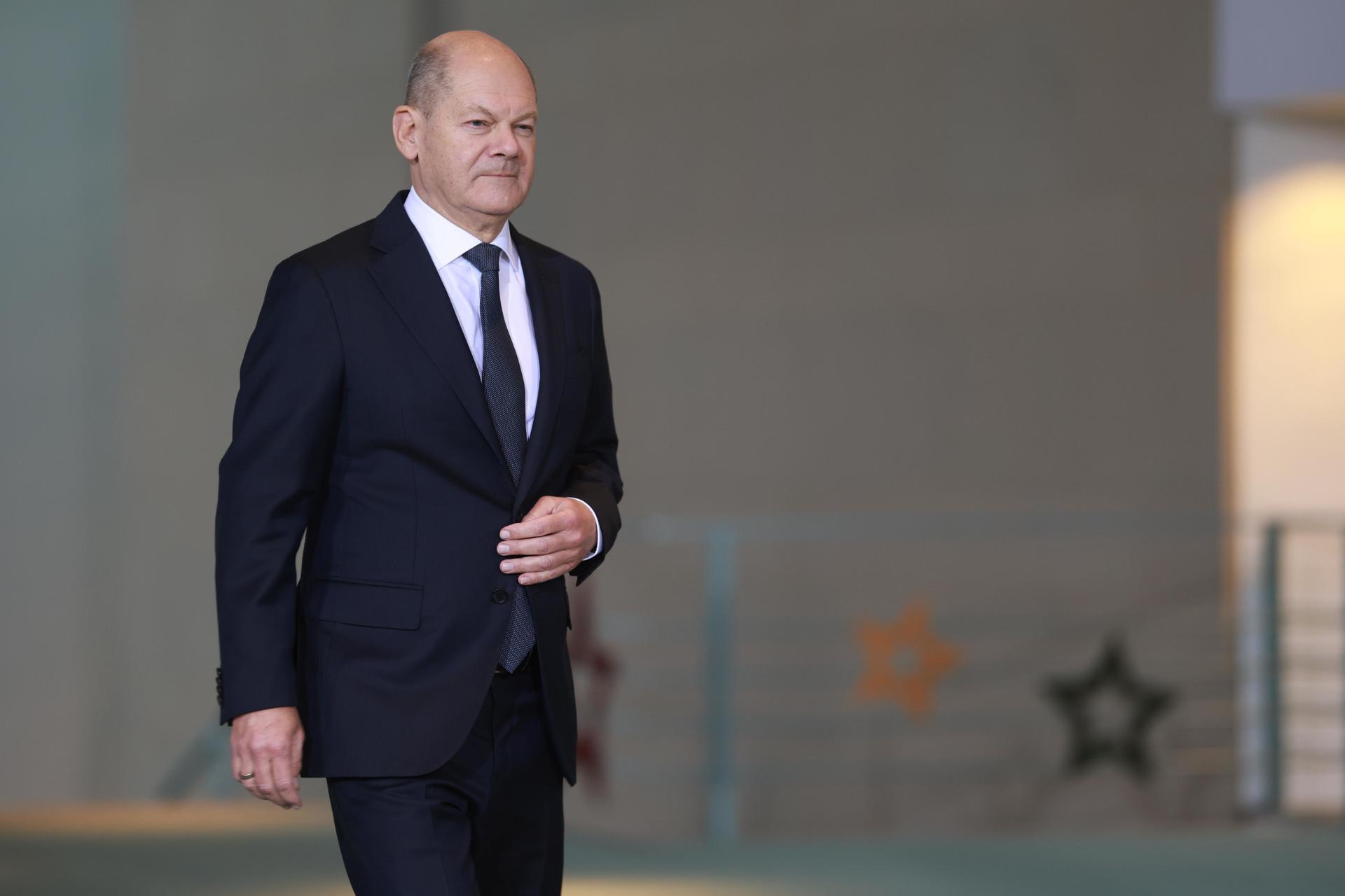 El canciller alemán Olaf Scholz llega para ofrecer una declaración solicitando la votación de confianza del parlamento en la Cancillería en Berlín, Alemania, 11 de diciembre de 2024. Scholz ha presentado una solicitud para un voto de confianza en el Parlamento alemán Bundestag, con el fin de allanar el camino para nuevas elecciones federales. (Elections, Germany) EFE/EPA/CLEMENS BILAN
