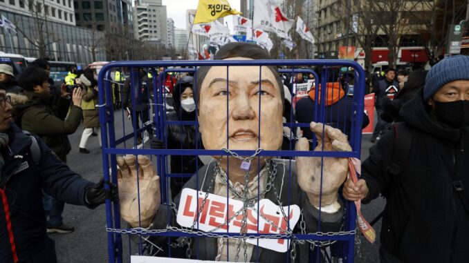 Fotografía del 12 de diciembre de 2024 de miembros de la Confederación de Sindicatos de Corea (KCTU) y grupos cívicos marchando durante una manifestación que exige la renuncia y arresto del presidente surcoreano en Seúl. EFE/JEON HEON-KYUN
