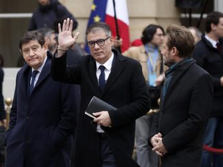 París (Francia), 16/12/2024.- El presidente del grupo parlamentario Socialistes et Apparentes (SOC), Boris Vallaud (D), el primer secretario del Partido Socialista Francés, Olivier Faure (C), y el presidente del grupo socialista en el Senado, Patrick Kanner (I), salen del Hotel Matignon en París, Francia, el 16 de diciembre de 2024. El recién nombrado Primer Ministro francés, Bayrou, se está reuniendo con los principales líderes políticos antes de formar su gobierno. (Francia) EFE/EPA/YOAN VALAT