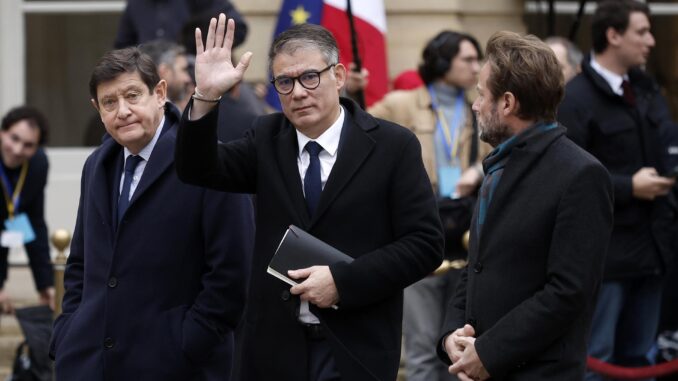 París (Francia), 16/12/2024.- El presidente del grupo parlamentario Socialistes et Apparentes (SOC), Boris Vallaud (D), el primer secretario del Partido Socialista Francés, Olivier Faure (C), y el presidente del grupo socialista en el Senado, Patrick Kanner (I), salen del Hotel Matignon en París, Francia, el 16 de diciembre de 2024. El recién nombrado Primer Ministro francés, Bayrou, se está reuniendo con los principales líderes políticos antes de formar su gobierno. (Francia) EFE/EPA/YOAN VALAT
