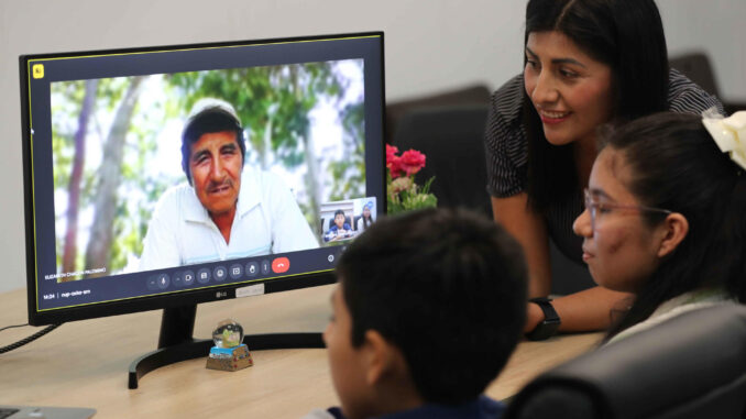 Fotografía del 18 de diciembre de 2024 de un grupo de estudiantes durante una clase de quechua del proyecto Rimanakuy, en la Facultad de Letras y Ciencias Humanas de la Universidad Nacional Mayor San Marcos (UNMSM), en Lima (Perú). EFE/ Paolo Aguilar
