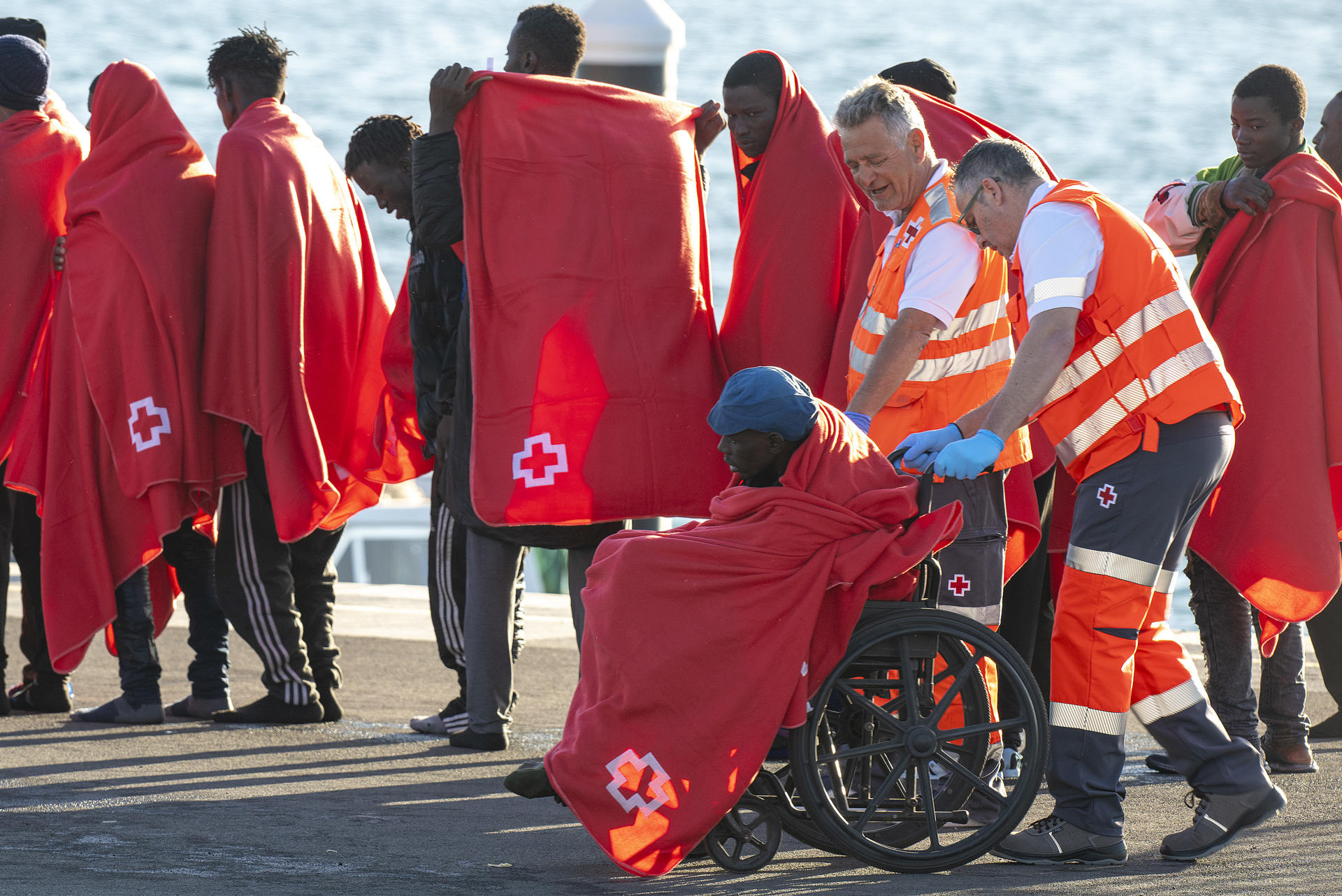 Salvamento Marítimo ha rescatado y trasladado al puerto de Arrecife (Lanzarote) a un grupo de 57 personas de origen subsahariano, entre ellas cinco mujeres, que navegaba en una neumática a 83 kilómetros al este de la isla. EFE/Adriel Perdomo
