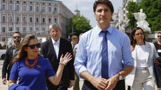 Fotografía de archivo del 10 de junio de 2023 del primer ministro canadiense, Justin Trudeau (d), y la hasta hoy ministra de Finanzas de Canadá, Chrystia Freeland (i), visitando el Muro de la Memoria, en Kiev (Ucrania). EFE/ EPA/ Valentyn Ogirenko/ POOL
