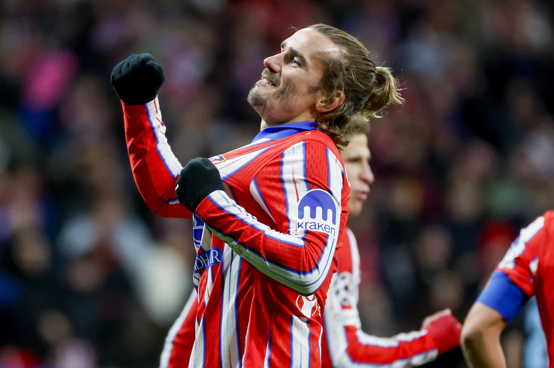 El delantero francés del Atlético de Madrid, Antoine Griezmann, celebra el tercer gol del equipo rojiblanco durante el encuentro correspondiente a la fase regular de la Liga de Campeones que disputaron Atlético de Madrid y Sl. Bratislava en el estadio Metropolitano, en Madrid. EFE / Juanjo Martín.
