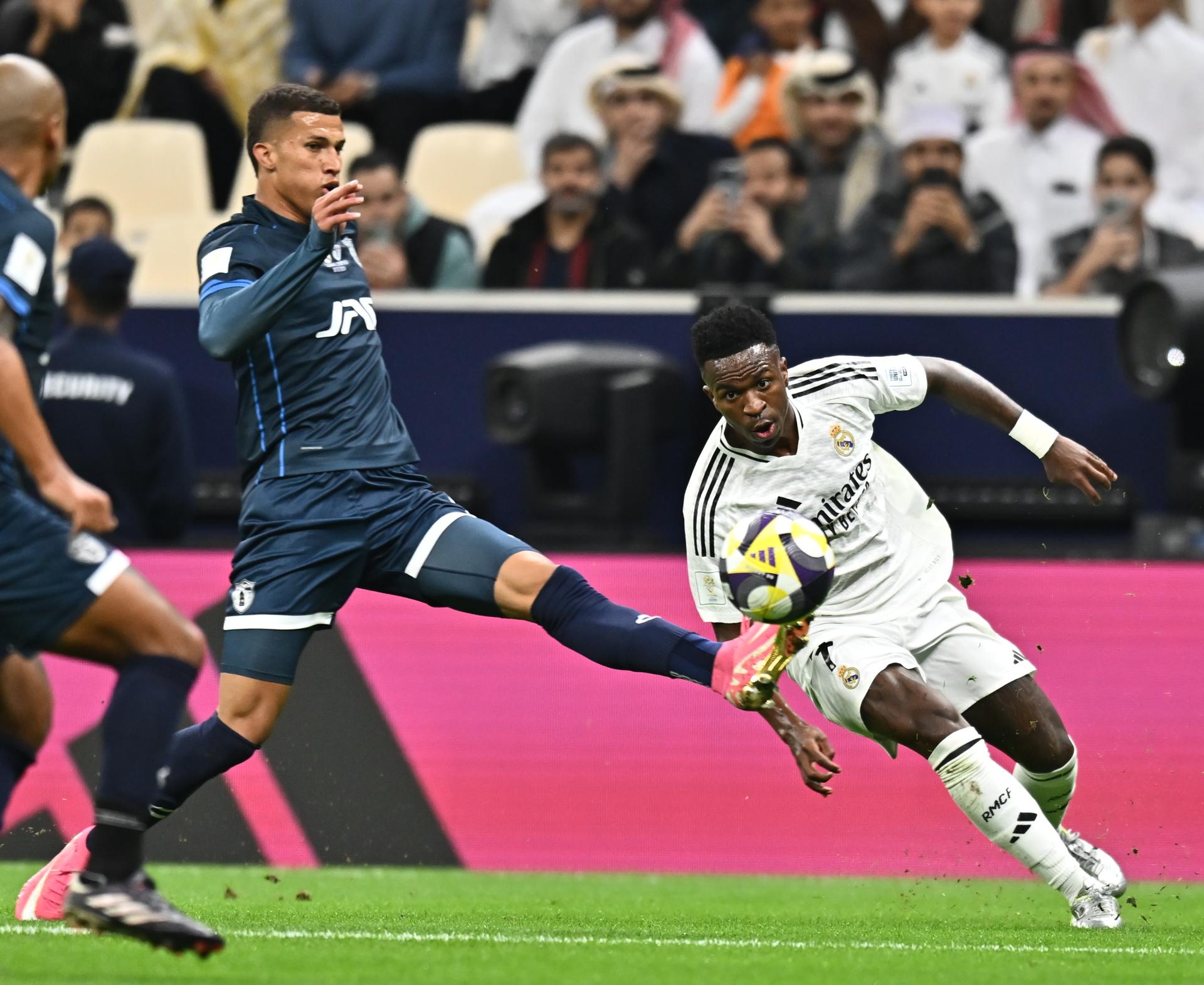 El jugador Vinicius Junior (d) durante el partido de la final de la Copa Intercontinental que han jugado Real Madrid y Pachuca en Lusail, Catar.EFE/EPA/NOUSHAD THEKKAYIL
