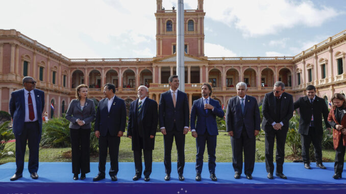 Fotografía de archivo del 8 de junio de 2024 que muestra a mandatarios durante la reunión semestral del Mercado Común del Sur (Mercosur), en Asunción (Paraguay). EFE/ Antonio Lacerda
