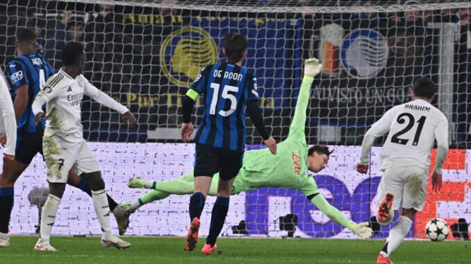 El jugador del Real Madrid Vinicius Junior (i) logra el 1-2 durante el partido de la UEFA Champions League que han jugado Atalanta BC y Real Madrid, en Bérgamo, Italia. EFE/EPA/MICHELE MARAVIGLIA
