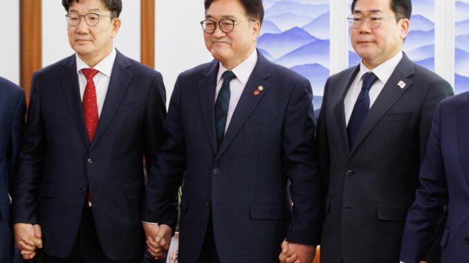 El representante Kweon Seong-dong (izq.), líder interino y parlamentario del gobernante Partido del Poder Popular, y su homólogo del principal partido de oposición, el Partido Democrático, el representante Park Chan-dae (der.), asisten a una reunión organizada por el presidente de la Asamblea Nacional, Woo Won-shik (centro), en la Asamblea en Seúl, el 23 de diciembre de 2024. EFE/EPA/YONHAP / POOL SOUTH KOREA OUT
