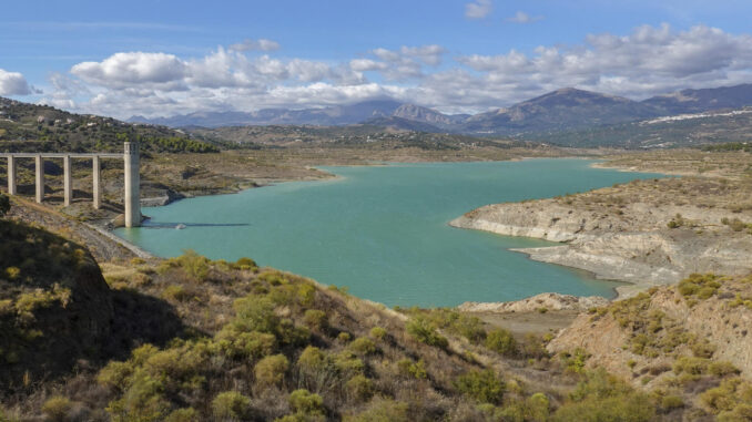 Fotografía de archivo del embalse de La Viñuela, el más grande de la provincia de Málaga. EFE/Álvaro Cabrera
