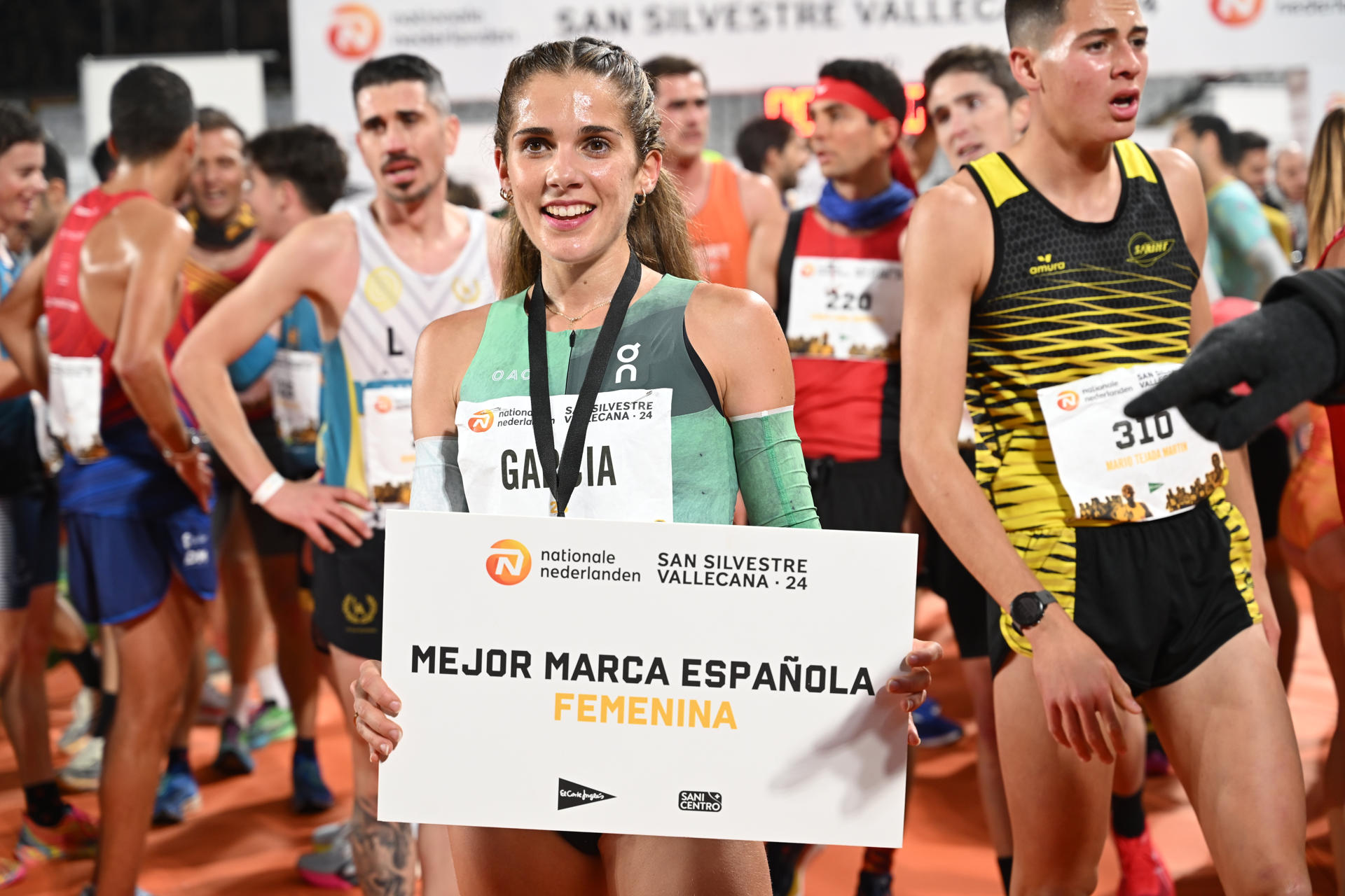 La española Marta García (c) terminó vencedora de la prueba femenina en la carrera San Silvestre Vallecana que se disputa este martes 31 de diciembre en Madrid. EFE/Fernando Villar
