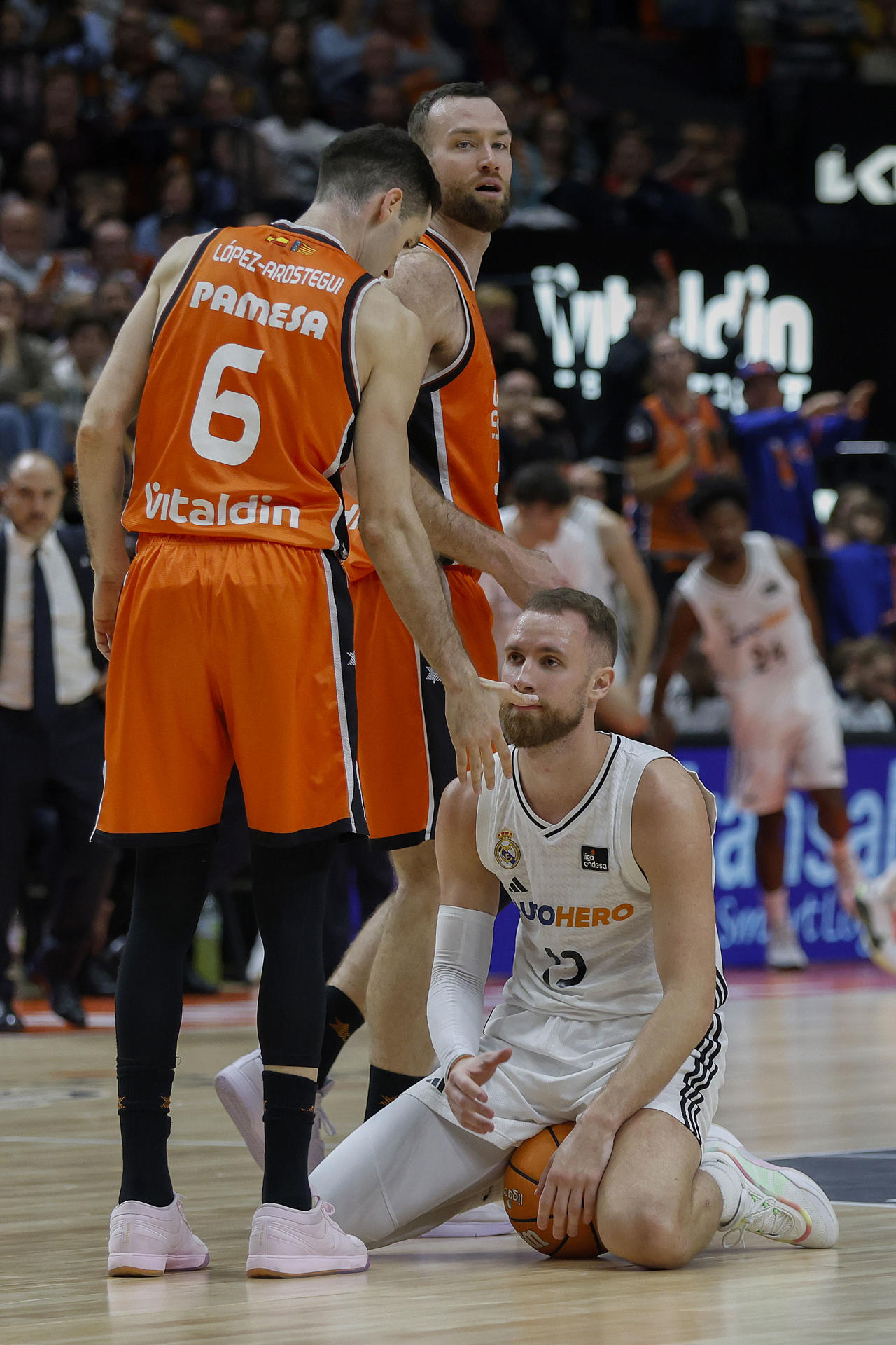 El alero bosnio del Real Madrid Džanan Musa (d) junto a López-Arostegui, del Valencia Basket (i), en el partido de Liga Endesa de baloncesto que se disputó en la Fonteta. EFE/Miguel Ángel Polo.
