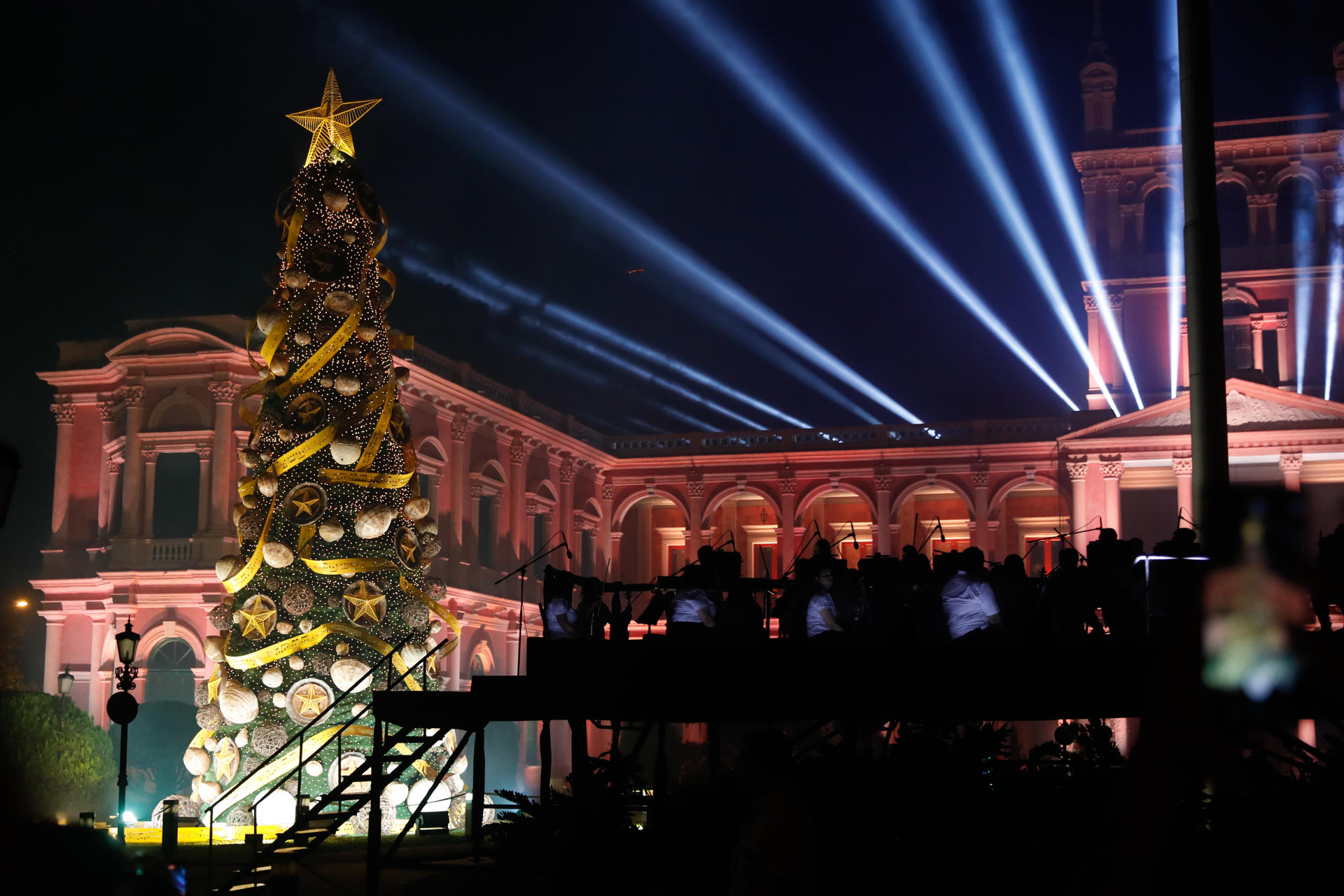 Fotografía del árbol de navidad este sábado, en el Palacio Presidencial en Asunción (Paraguay). EFE/Juan Pablo Pino
