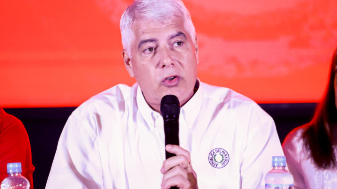 Fotografía de archivo del 18 de diciembre de 2022 del exministro Arnoldo Wiens, entonces precandidato a presidente por el movimiento Fuerza Republicana del Partido Colorado, durante una conferencia de prensa en Asunción (Paraguay). EFE/Nathalia Aguilar
