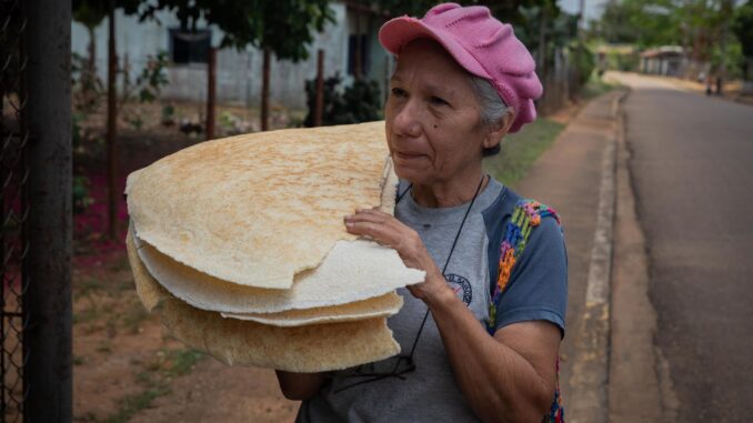 Fotografía de archivo del 1 de abril de 2022 de una mujer que carga tortas de casabe -una galleta a base de yuca amarga procesada- en el pueblo El Tejero Viejo del estado Monagas (Venezuela).EFE/ Rayner Peña R.
