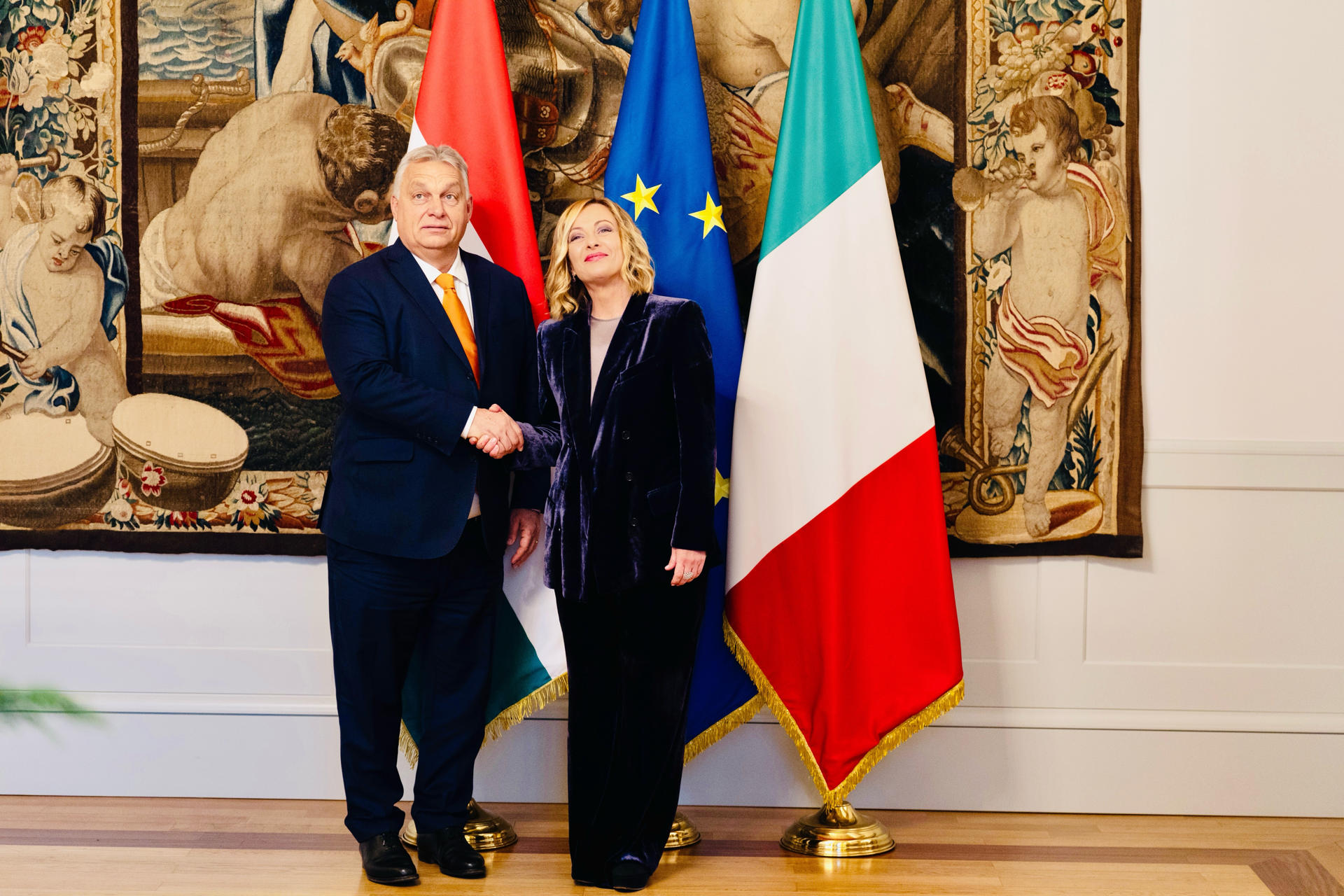 La primera ministra italiana, Giorgia Meloni (d), y el primer ministro de Hungría, Viktor Orbán, se reúnen este miércoles, en el Palacio Chigi de Roma (Italia). EFE/ Oficina De Prensa De Palazzo Chigi
