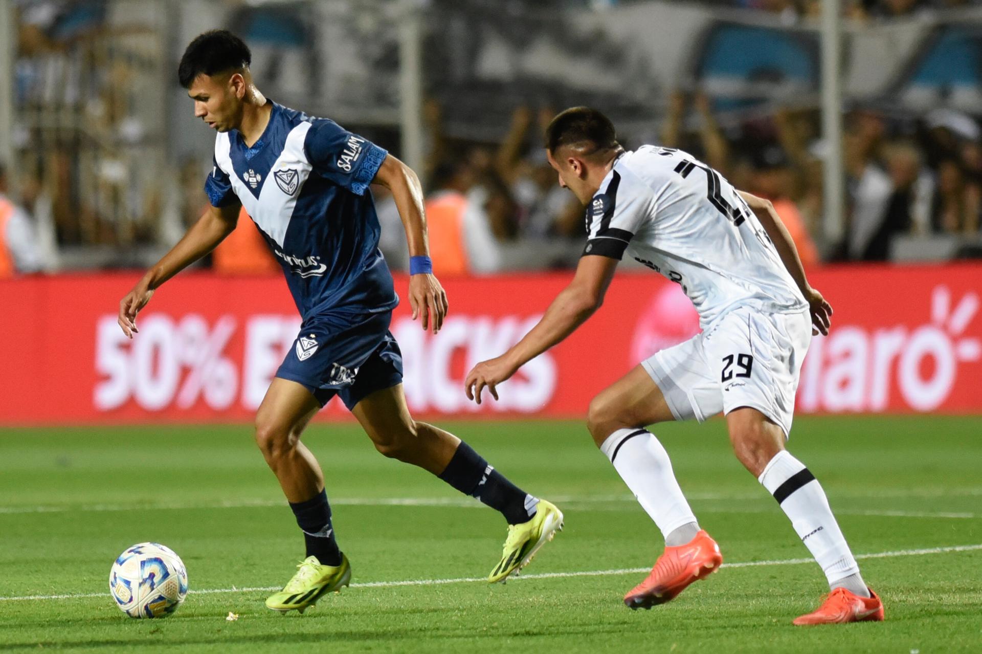 Christian Ordóñez (i) de Velez Sarsfield disputa el balón con Favio Cabral de Central Córdoba durante la final de la Copa Argentina, en el Estadio 15 de Abril, en Santa Fe (Argentina). EFE/ Javier Escobar
