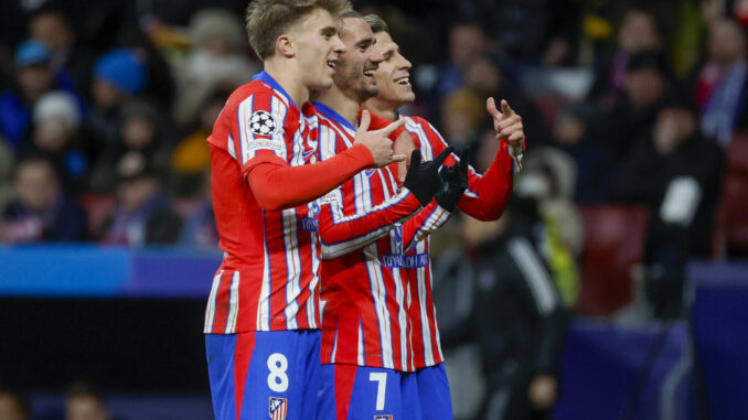 (i-d) Los jugadores del Atlético de Madrid, Pablo Barrios, el francés Antoine Griezmann y el argentino Giuliano Simeone, celebran el segundo gol del equipo rojiblanco durante el encuentro correspondiente a la fase regular de la Liga de Campeones que disputaron Atlético de Madrid y Sl. Bratislava en el estadio Metropolitano, en Madrid. EFE / Juanjo Martín.
