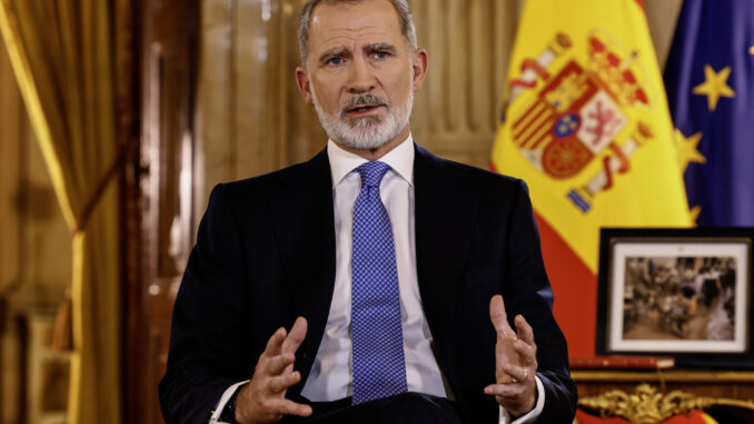 Felipe VI en su tradicional mensaje de Navidad, grabado en el Salón de Columnas del Palacio Real  y al que ha dado comienzo hablando sobre la tragedia de la dana. El monarca ha pedido esta noche que la contienda política, legítima pero en ocasiones "atronadora", no impida escuchar la "clamorosa" demanda de serenidad que existe y ha asegurado que la discordia no puede convertirse en un "constante ruido de fondo" que impida escuchar el auténtico pulso de la ciudadanía. EFE/ Ballesteros   POOL
