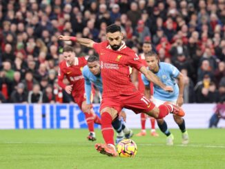 El delantero Mohamed Salah, del Liverpool, logra 2-0 durante el partido de la Premier League que han jugado Liverpool y Manchester City en Liverpool, Reino Unido. EFE/EPA/ADAM VAUGHAN