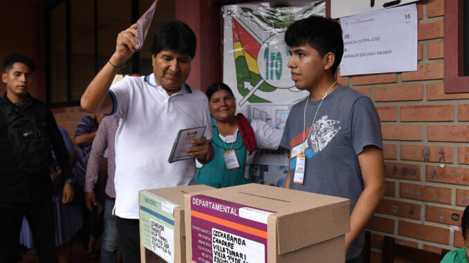 El expresidente de Bolivia Evo Morales (2006-2019) emite su voto este domingo, durante los comicios electorales judiciales en Cochabamba (Bolivia). EFE/ Jorge Ábrego
