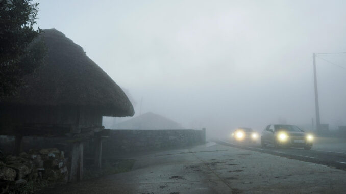 Varios vehículos circulan entre la niebla en la carretera LU-530 a su paso por A Fontaneira, Lugo, en una imagen reciente. EFE/ Eliseo Trigo
