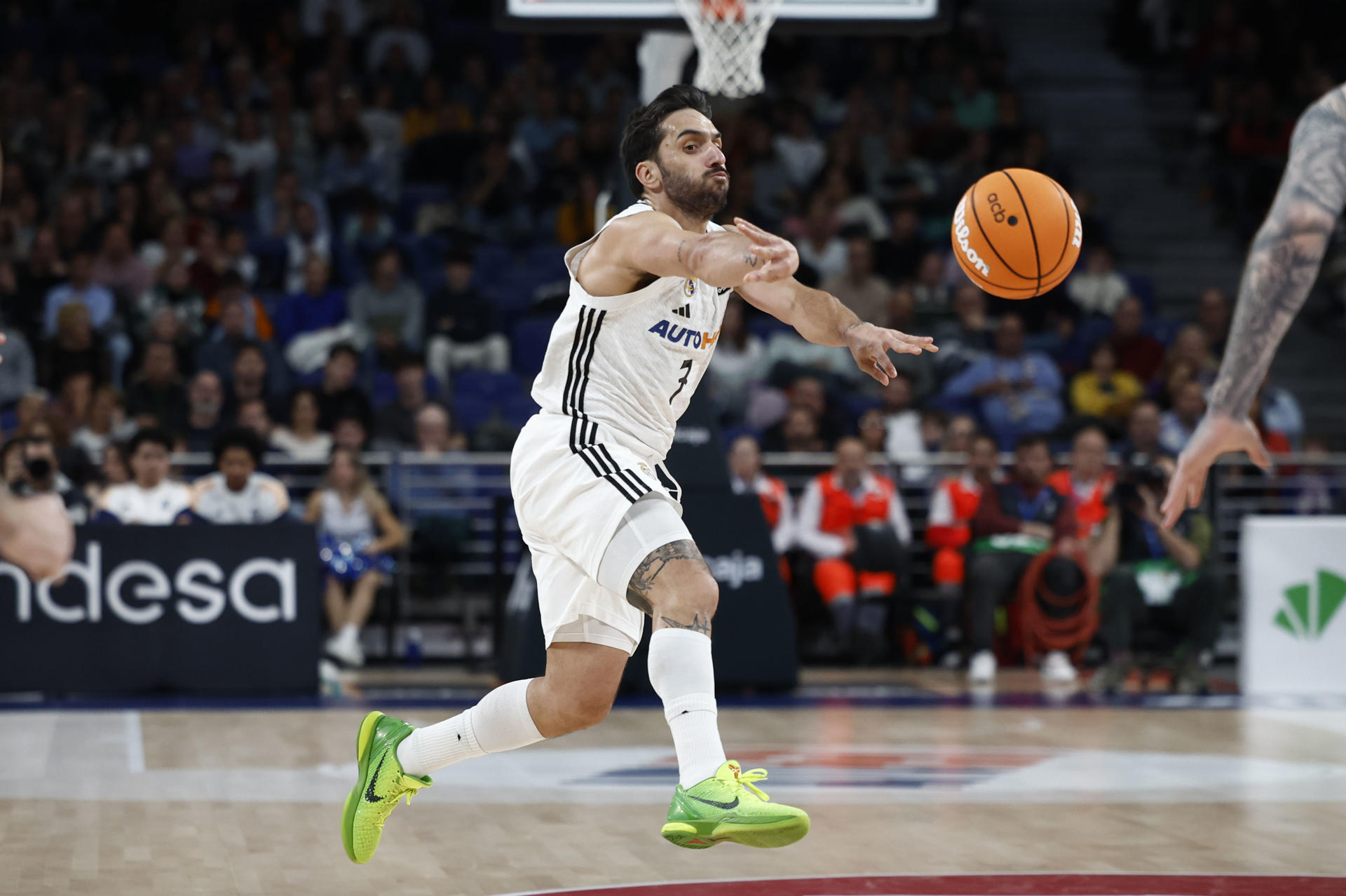 El base argentino del Real Madrid Facundo Campazzo en acción este domingo, durante un partido de baloncesto de la Liga Endesa, entre el Real Madrid y el Unicaja, en Madrid. EFE/ Daniel González
