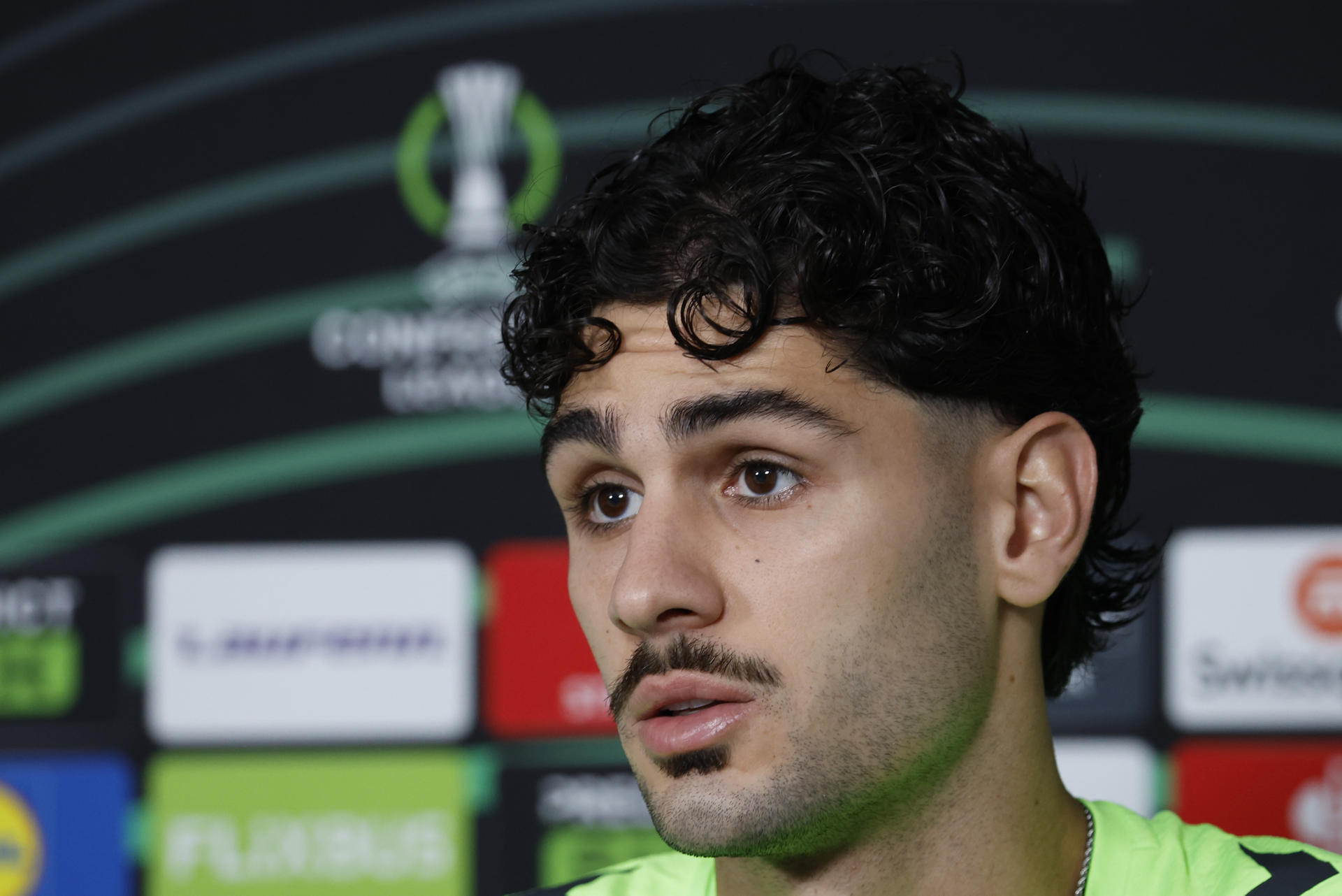 El centrocampista estadounidense Johnny Cardoso, durante la rueda de prensa del Betis previa al partido de mañana jueves con el que el equipo bético cierra la primera fase de la Liga Conferencia recibiendo la visita, al estadio Benito Villamarín, del HJK Helsinki, este miércoles en Sevilla. EFE/Julio Muñoz
