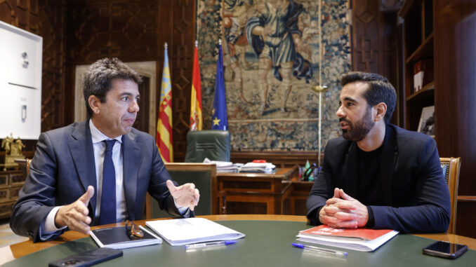 El presidente de la Generalitat Valenciana, Carlos Mazón (dcha), se reúne con el síndic del grupo parlamentario socialista, José Muñoz. EFE/Ana Escobar
