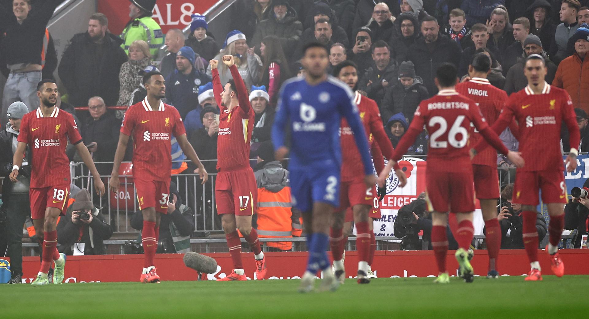 Los jugadores del Liverpool celebran el gol de Curtis Jones (3L) durante el partido de la Premier League que han jugado Liverpool FC y Leicester City FC, en Liverpool, Reino Unido. EFE/EPA/ADAM VAUGHAN
