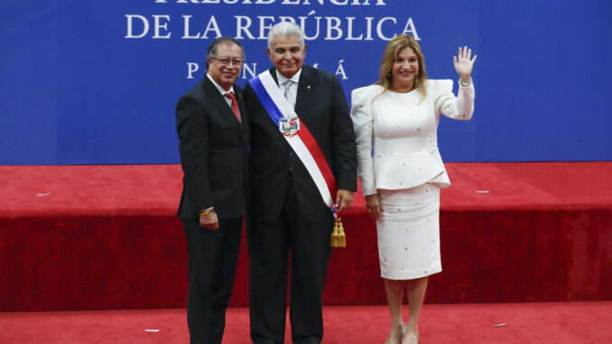 Fotografía de archivo del pasado 1 de julio del presidente de Panamá, José Raúl Mulino (c), y su esposa, Maricel Cohen (d), mientras posan con el presidente de Colombia, Gustavo Petro, en la Ciudad de Panamá (Panamá). EFE/ Bienvenido Velasco
