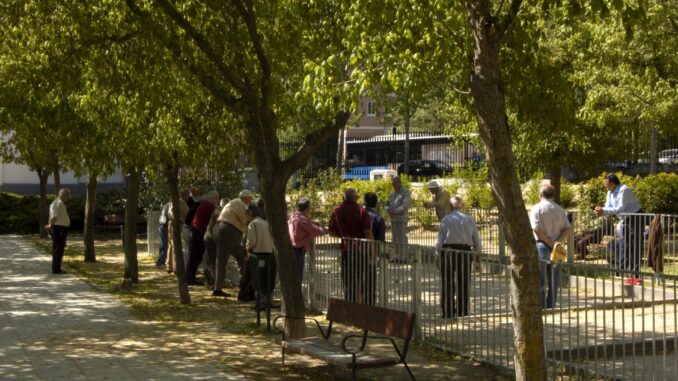 Imagen de archivo de un grupo de jubilados que se reúnen en un parque madrileño para jugar a la petanca. EFE/ J. Benet
