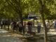 Imagen de archivo de un grupo de jubilados que se reúnen en un parque madrileño para jugar a la petanca. EFE/ J. Benet