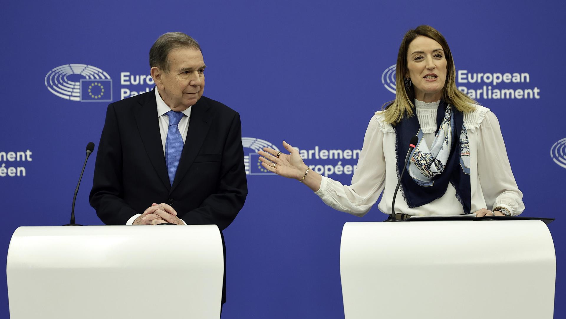 La presidenta del Parlamento Europeo, Roberta Metsola, y el líder opositor venezolano Edmundo González Urrutia. EFE/EPA/RONALD WITTEK
