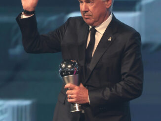 El entrenador del Real Madrid Carlo Ancelotti posa con el premio en la gala de los The Best.. EFE/ (Photo by Mohamed Farag - FIFA/FIFA via Getty Images)