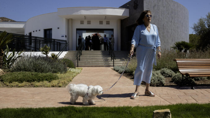 Imagen de archivo de una mujer y su perro paseando por las instalaciones de 'El Parque', primer cementerio público de animales de compañía de España. EFE/Jorge Zapata
