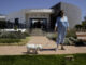 Imagen de archivo de una mujer y su perro paseando por las instalaciones de 'El Parque', primer cementerio público de animales de compañía de España. EFE/Jorge Zapata