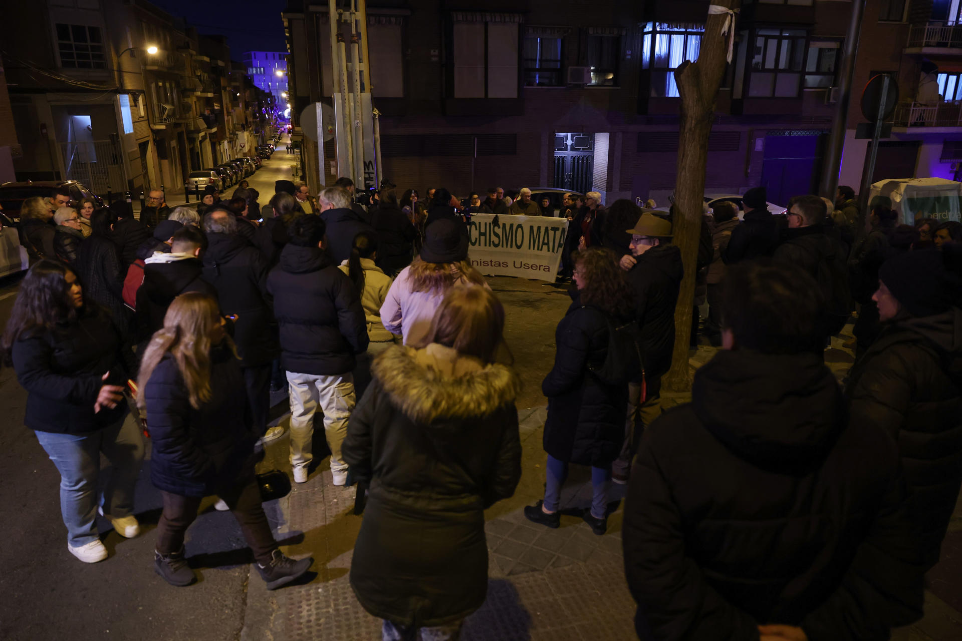 Concentración en repulsa por el asesinato machista de una mujer de 29 años en el distrito madrileño de Usera, este lunes en Madrid. EFE/Kiko Huesca
