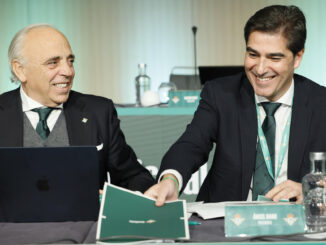 El presidente del Real Betis Balompié, Ángel Haro (d), durante la reunión de la Junta General de Accionistas 2024, este martes en Sevilla. EFE/José Manuel Vidal